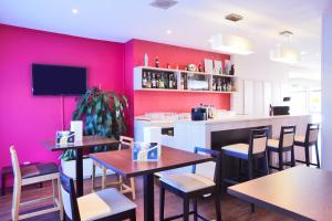 Zona de lounge sau bar la Kyriad Bourg En Bresse