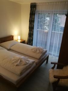 1 dormitorio con cama y ventana grande en Amalia Haus en Tux