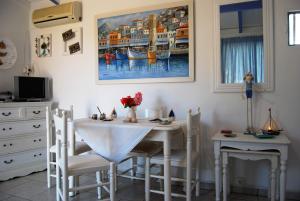 TV a/nebo společenská místnost v ubytování KILLINI COTTAGE STUDIO the small cyclades