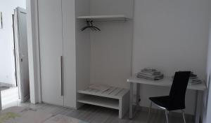 Cette chambre comprend un bureau, une chaise et une table. dans l'établissement St.Barth Apartments, à Šibenik