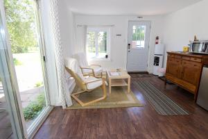 A seating area at Cedar Drive Inn