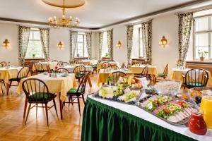 einen Tisch mit Essen in einem Restaurant in der Unterkunft Brauereigasthof/Hotel Bürgerbräu in Bad Reichenhall
