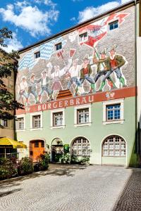 un bâtiment avec une fresque sur son côté dans l'établissement Brauereigasthof/Hotel Bürgerbräu, à Bad Reichenhall