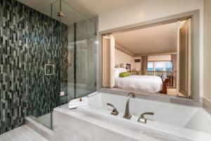 Uma cama ou camas num quarto em Hotel Bellwether on Bellingham Bay