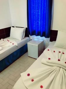 um quarto com duas camas e uma cortina azul em Bodrum Blu Hotel em Bodrum City