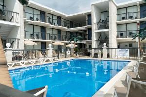 Bazén v ubytování Horizon Motor Inn-Beach Block & Close to Morey's Piers nebo v jeho okolí
