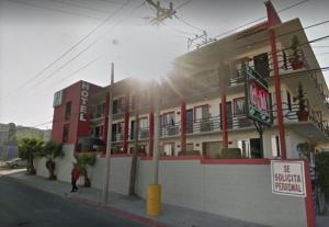 un bâtiment sur le côté d'une rue où le soleil brille dans l'établissement Hotel Descanso Inn, à Tijuana