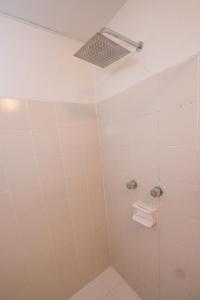 La salle de bains est pourvue d'une douche et de toilettes. dans l'établissement Hotel Descanso Inn, à Tijuana
