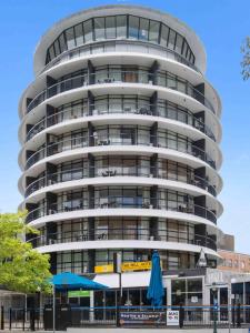ブリスベンにあるMadison Tower Mill Hotelの大きな丸い建物