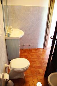 a bathroom with a toilet and a sink at Agriturismo San Mauro in Capalbio