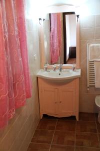 een badkamer met een wastafel en een spiegel bij Agriturismo San Mauro in Capalbio
