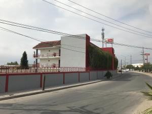 een gebouw aan de straatkant bij Motel El Refugio in Tijuana