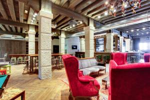 A seating area at Generator Venice