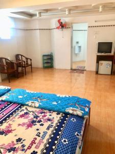 Giang Phuoc Hung hotel في مدينة هوشي منه: غرفة بسرير و سلة سلة.