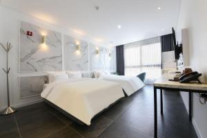 Postel nebo postele na pokoji v ubytování Hotel Raum Suncheon