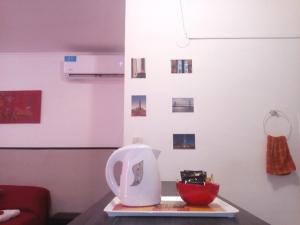 a tea kettle on a table in a room at Oroño 2 in Rosario