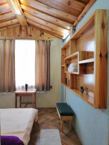 um quarto com uma cama, uma janela e tectos em madeira em Sagada Lodging Home em Sagada