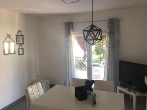 Televízia a/alebo spoločenská miestnosť v ubytovaní Villa Lorenta Apartments