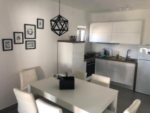 Kuchyňa alebo kuchynka v ubytovaní Villa Lorenta Apartments