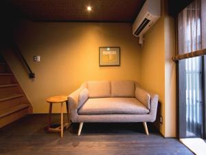 una sala de estar con un sofá y una mesa en Rinn Manjuji, en Kioto