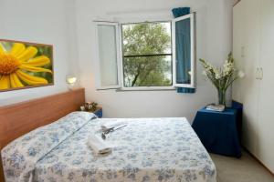 a bedroom with a bed and a window at Cerquestra Camping Village in Monte del Lago