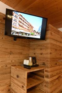 Μια τηλεόραση ή/και κέντρο ψυχαγωγίας στο Hotel Bernerhof Grindelwald