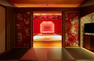 HOTEL LOVE客房内的一张或多张床位
