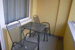 mesa y sillas en una habitación con ventana en Apartmány Wellness Holiday Frymburk, en Frymburk