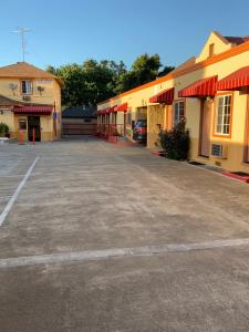 an empty parking lot in front of a building at Budget Motel in Mountain View