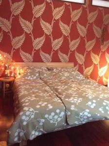 Tempat tidur dalam kamar di Beautiful, exotic 2 room flat with balcony and air-con in Komárom