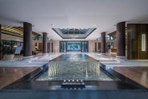 Elite Spring Villas内部或周边的泳池