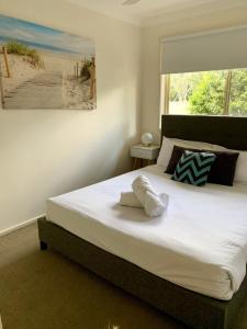 Una cama o camas en una habitación de Gold Coast Theme Park Family Villa