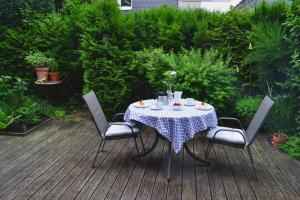 una mesa con sillas y un mantel azul en el patio en Ferienwohnung Domino, en Bad Harzburg