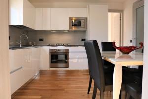 A kitchen or kitchenette at Villa Ginny Még 37 kép