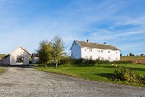 a white house on the side of a road at Husfrua Gårdshotell in Straumen