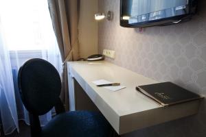Pokój z biurkiem z książką i krzesłem w obiekcie Design Hotel Jewel Prague w Pradze
