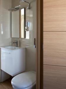 Ένα μπάνιο στο First Line Duplex Puerto Banus Sleeps 8 People
