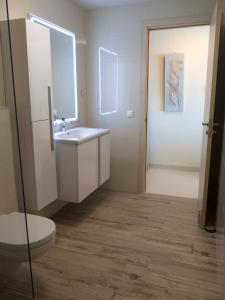 Ένα μπάνιο στο First Line Duplex Puerto Banus Sleeps 8 People +26 φωτογραφίες