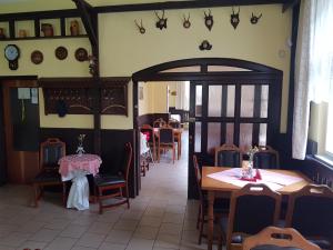 Ein Restaurant oder anderes Speiselokal in der Unterkunft Pension Villa Berolina 