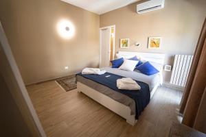 una camera da letto con un grande letto con cuscini blu di Chez Moi a Foggia