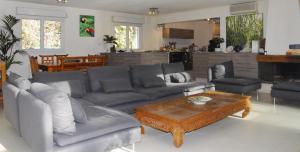 ein Wohnzimmer mit einem Sofa und einem Couchtisch in der Unterkunft Bambou House in Aix-en-Provence