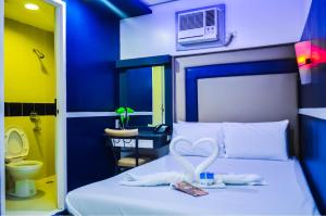 Postel nebo postele na pokoji v ubytování Hotel 99 Cubao