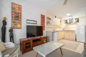 sala de estar con TV y cocina en Turistic Home 4-Attic, en Málaga