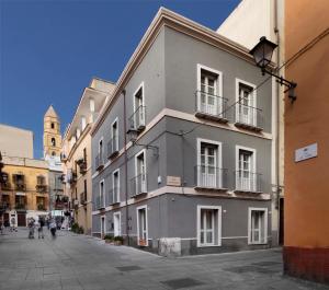 un edificio grigio sul lato di una strada di Cagliari Marina Harbour Guest house & Lounge a Cagliari
