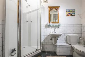 O baie la The Stone on the Hill - 3 bedroom house +2 fotografii