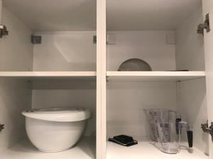 łazienka z białą toaletą w kuchni w obiekcie Notodden Sentrum Apartment NO 1 w mieście Notodden