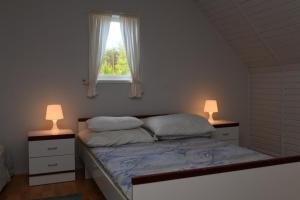 Кровать или кровати в номере Klimatyczny domek w Kopalinie
