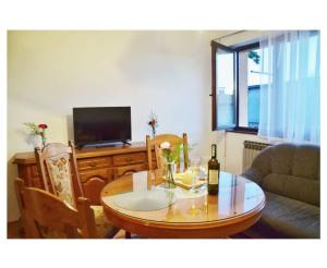 - un salon avec une table et une télévision dans l'établissement Apartmani Baljak, à Livno