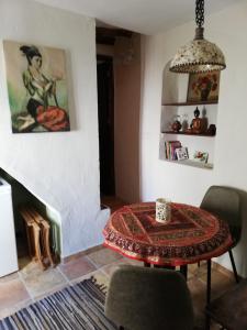 Posedenie v ubytovaní Casa Mandarina centro de Cómpeta con chimenea y terraza con vistas By AndaraHolidays