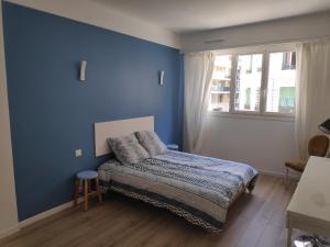 ニースにあるBest Apart - Nice Port - Balconyの青いベッドルーム(ベッド1台、窓付)